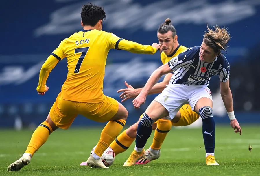 Heung-min Son trata de llevarse la marca