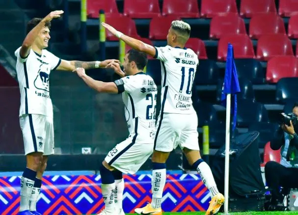Pumas festeja gol ante Pumas