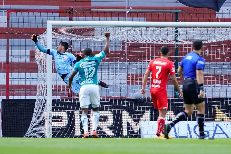 La estirada de Luis García que no evitó el gol de Luis Montes