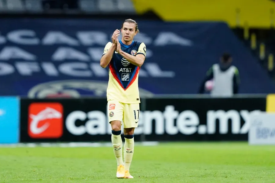 Sebastián Córdova durante un partido con América