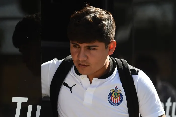 López desciende del autobús de Chivas