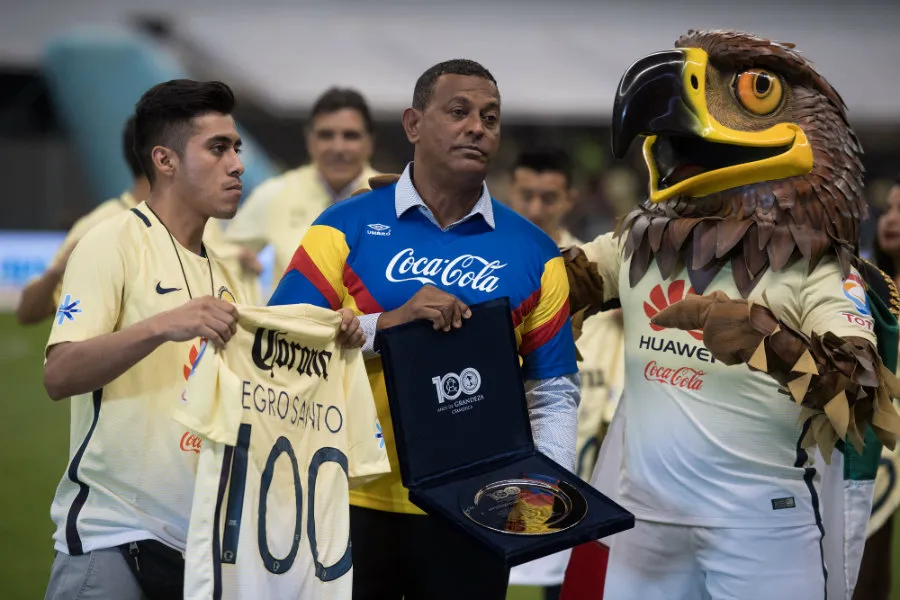El Negro Santos en homenaje del América