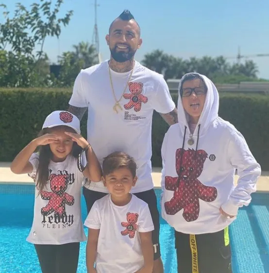 INSTAGRAM @KINGARTURO23OFICIAL Arturo Vidal junto a sus tres hijos