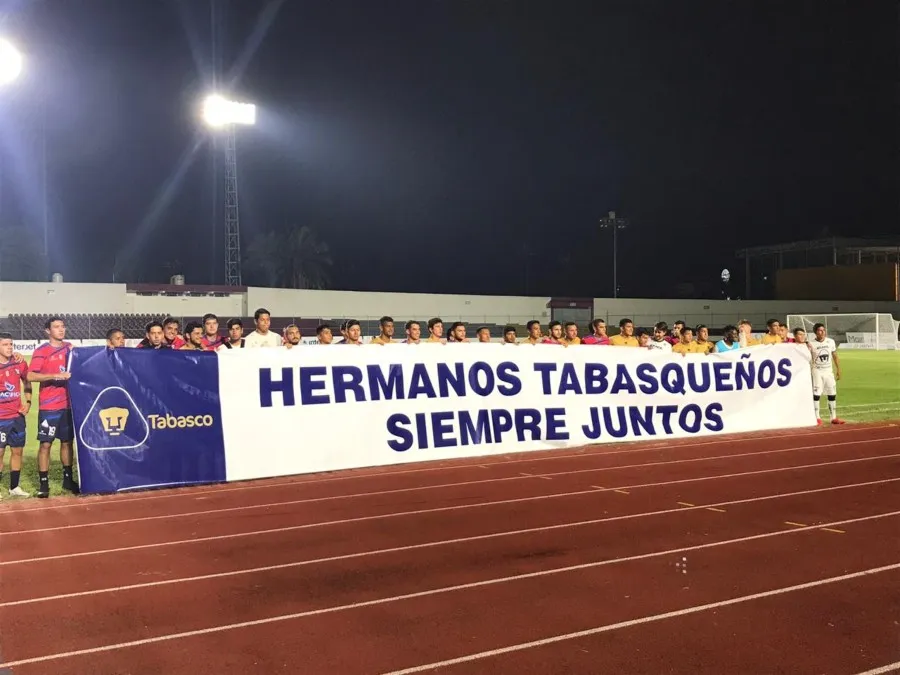 TWITTER @TepatitlanFC Jugadores de ambos equipos mostrando la manta en señal de apoyo a los damnificados de Tabasco