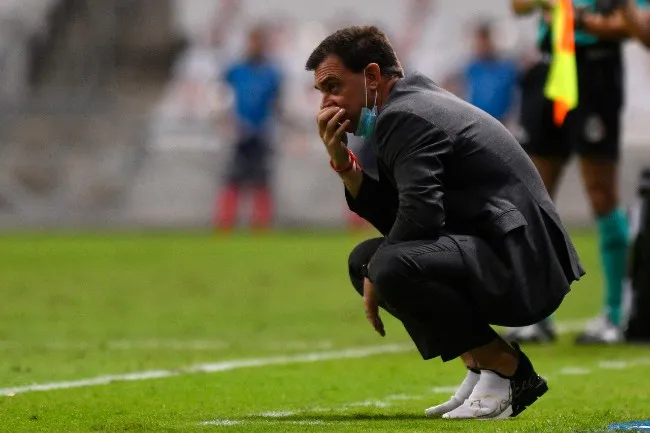 Guede observa un juego de Xolos