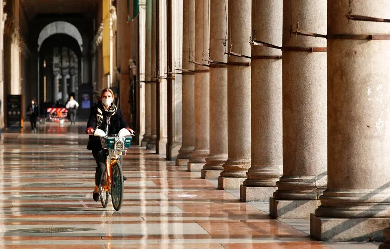Mujer se pasea en su bicicleta en Milán