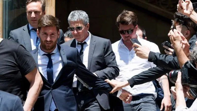 EFE Lionel Messi y Jorge Messi tras una reunión