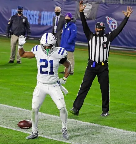 Nyheim Hines festeja una jugada