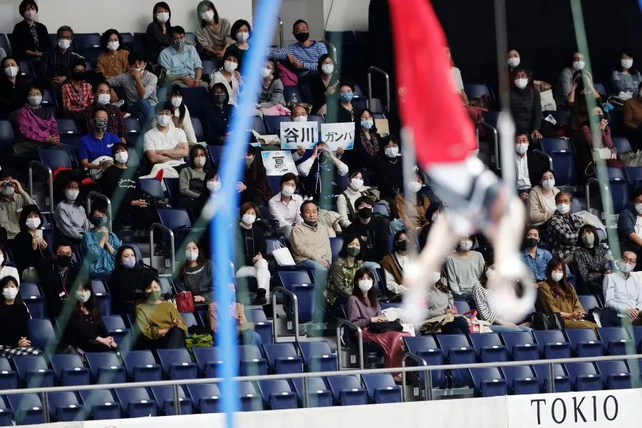 Aficionados japoneses en una competencia de gimnasia