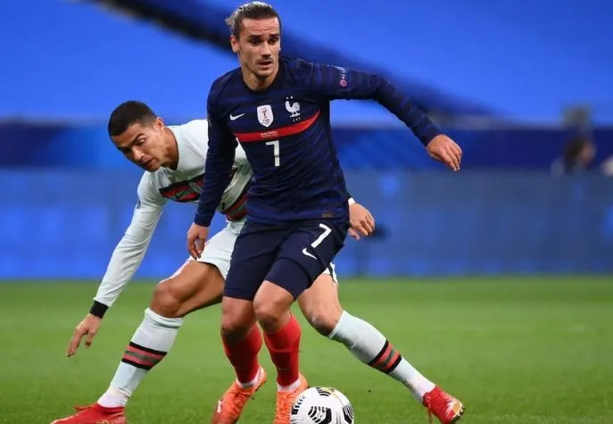 CR7 y Griezmann luchan por el balón