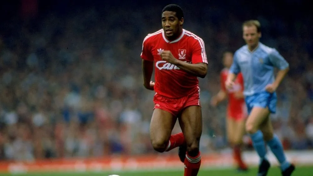 John Barnes en su etapa como jugador del Liverpool