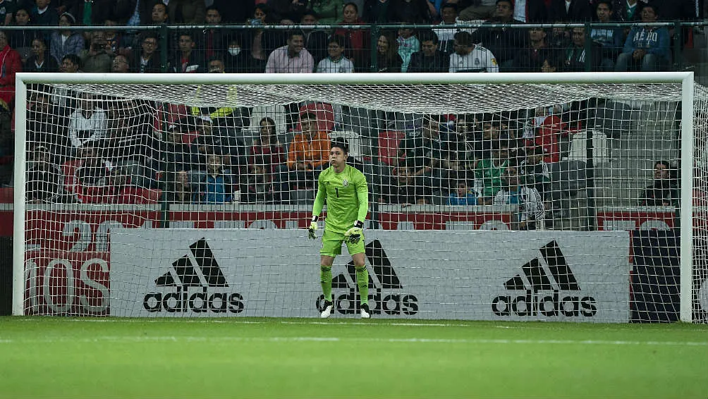 Hugo González atajando con el Tricolor