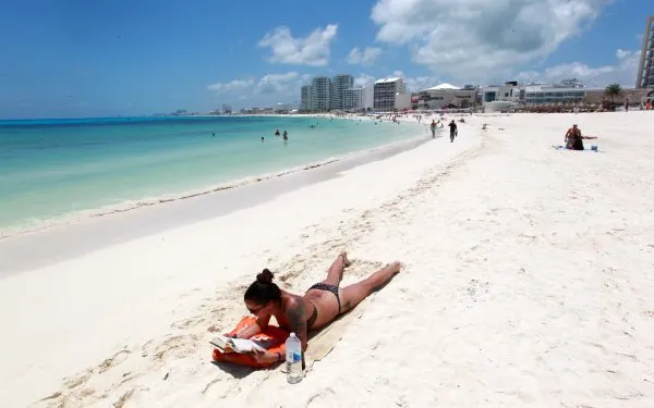 EFE Vacacionista disfruta del sol en Cancún