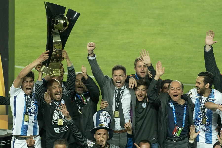Alonso celebrando el título de Pachuca de la Concachampions