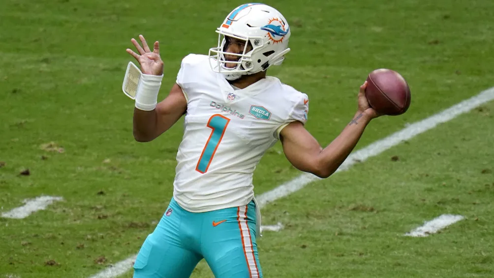 Tua Tagovailoa en acción con Miami