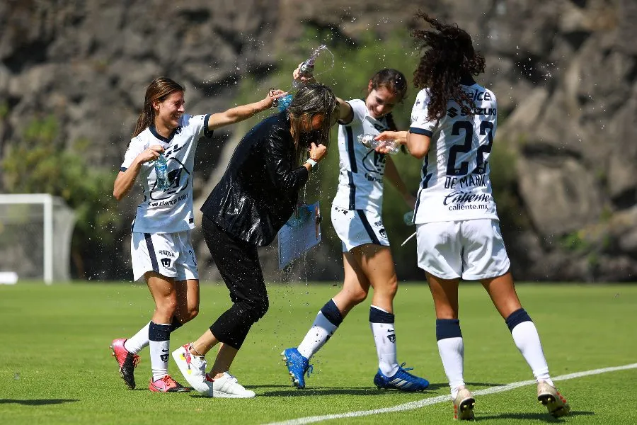 Pumas Femenil festejando su pase a Liguilla