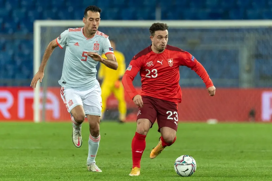 EFE Sergio Busquets persiguiendo a Xherdan Shaqiri