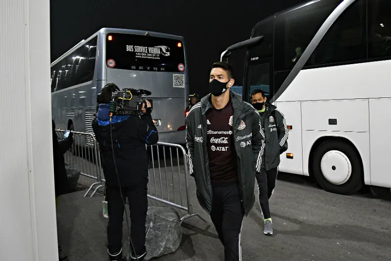 César Montes llegando a partido con México
