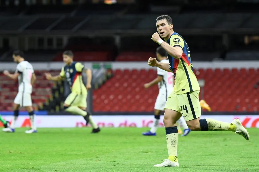 Federico Viñas celebrando un gol con América