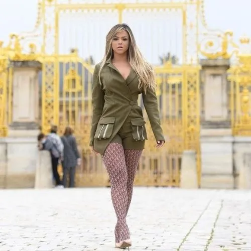 Gabily durante su viaje a París