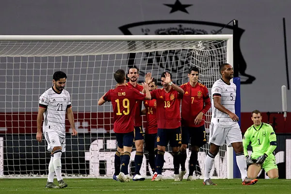 Jugadores de España festejan un gol