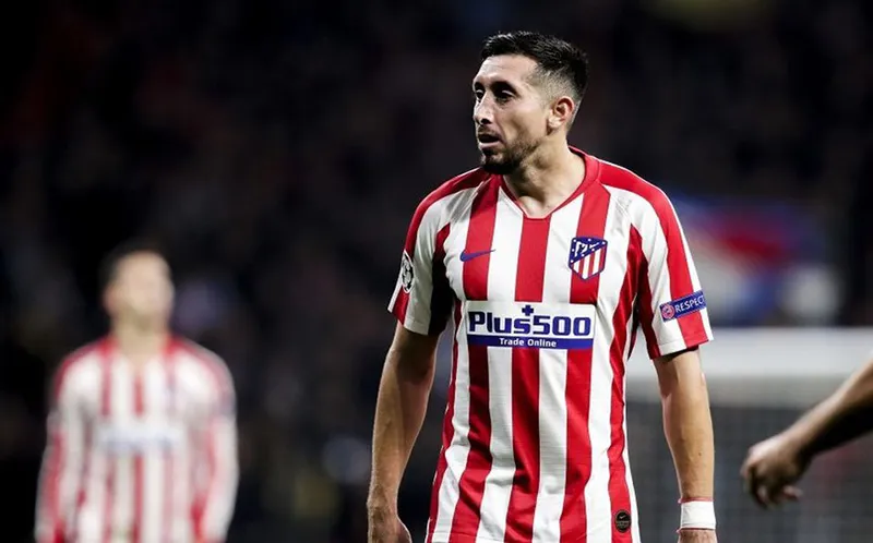 Héctor Herrera durante un duelo con el Atlético de Madrid