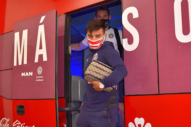 Beltrán desciende del autobús de Chivas