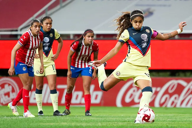 IMAGO7 Espinosa dispara en el partido contra Chivas
