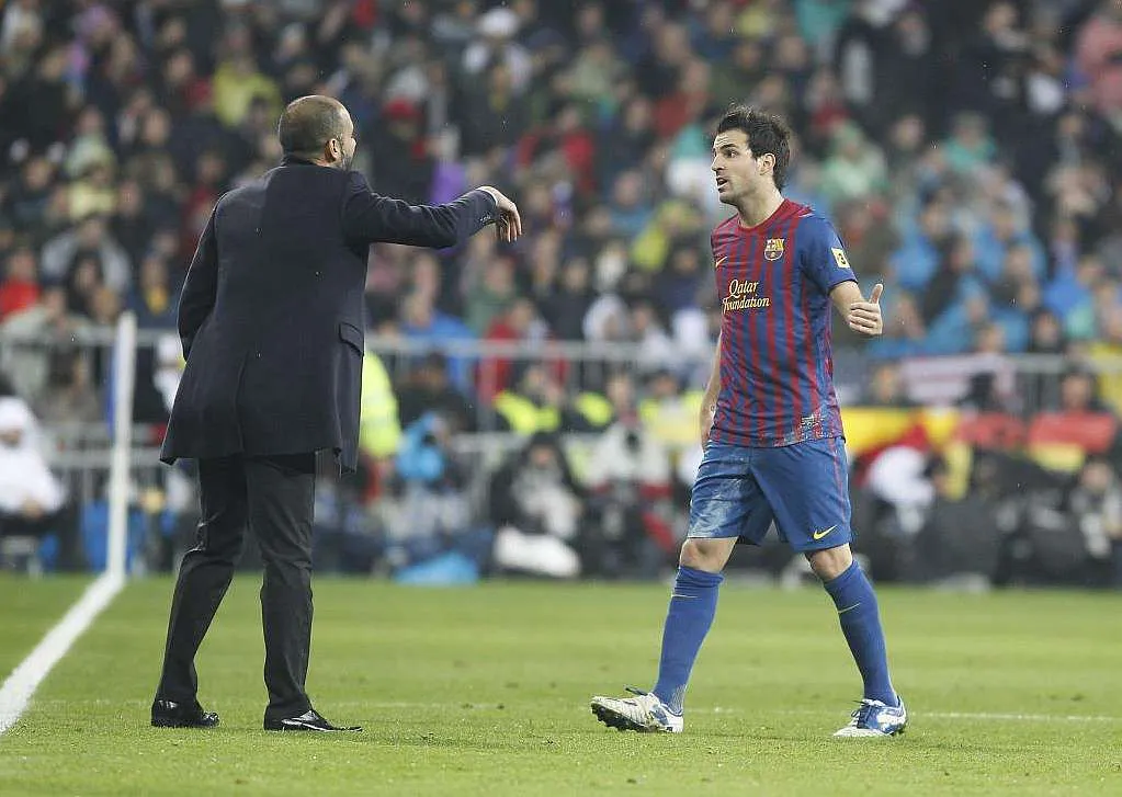 Guardiola regaña a Fábregas por un error en el campo