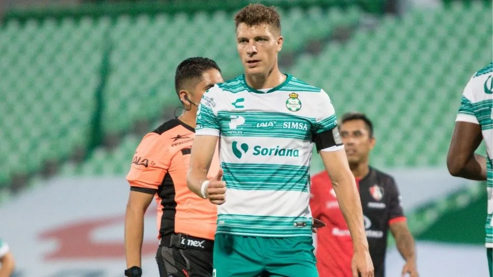 Julio Furch en partido con Santos