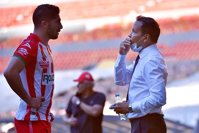 Jair Pereira escucha las indicaciones del Profe