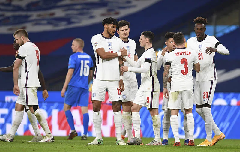 Jugadores ingleses festejan un gol contra Islandia