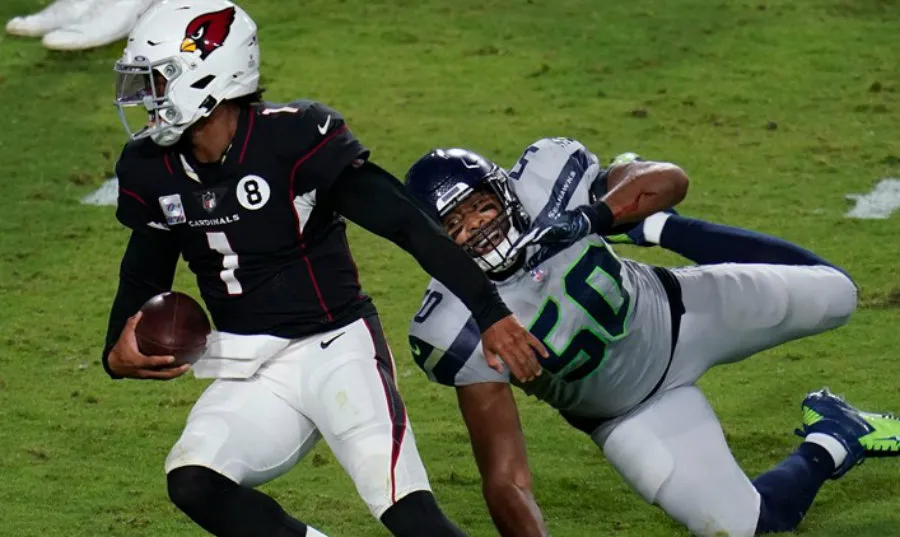 Kyler Murray presionado por defensiva de Seattle
