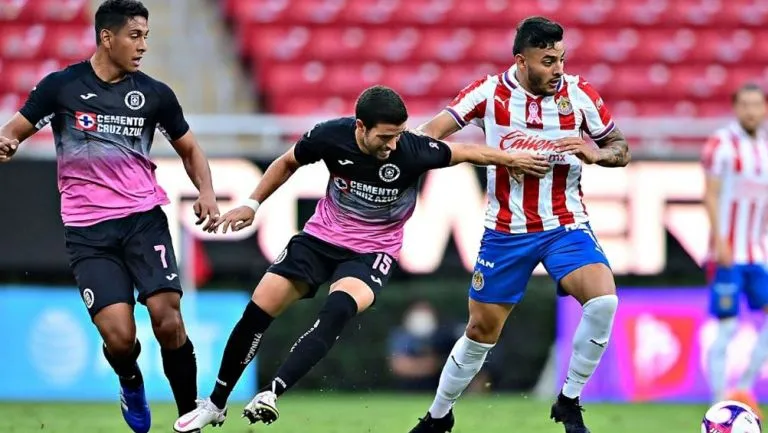 Rivero y Vega en un partido del Guardianes 2020