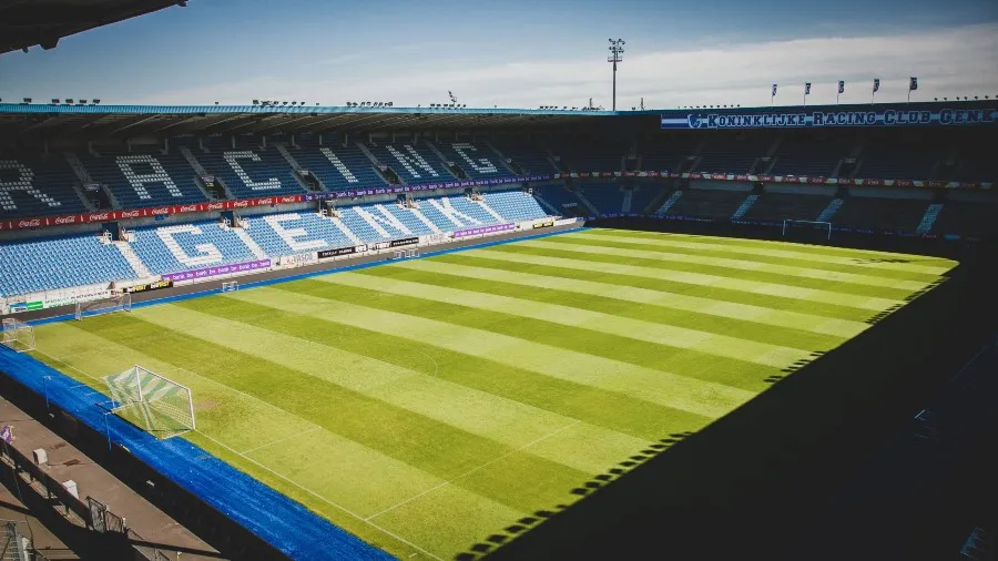 TWITTER @KRCGenkofficial Estadio del KRC Genk vacío, previo a un partido de la Pro League