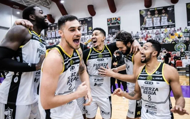 TWITTER @Fuerza_Regia Jugadores de Fuerza Regia festejan la victoria