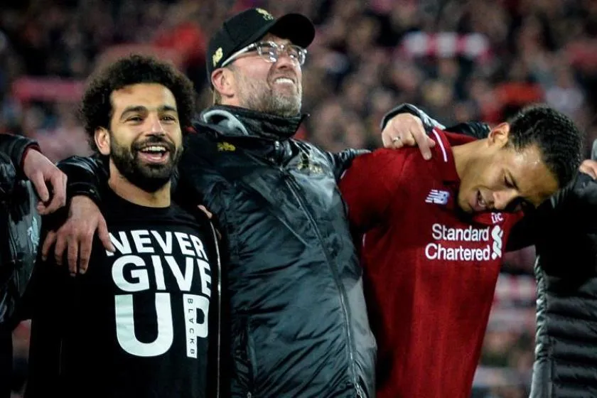 Klopp festejando junto a Salah y Virgil van Dijk