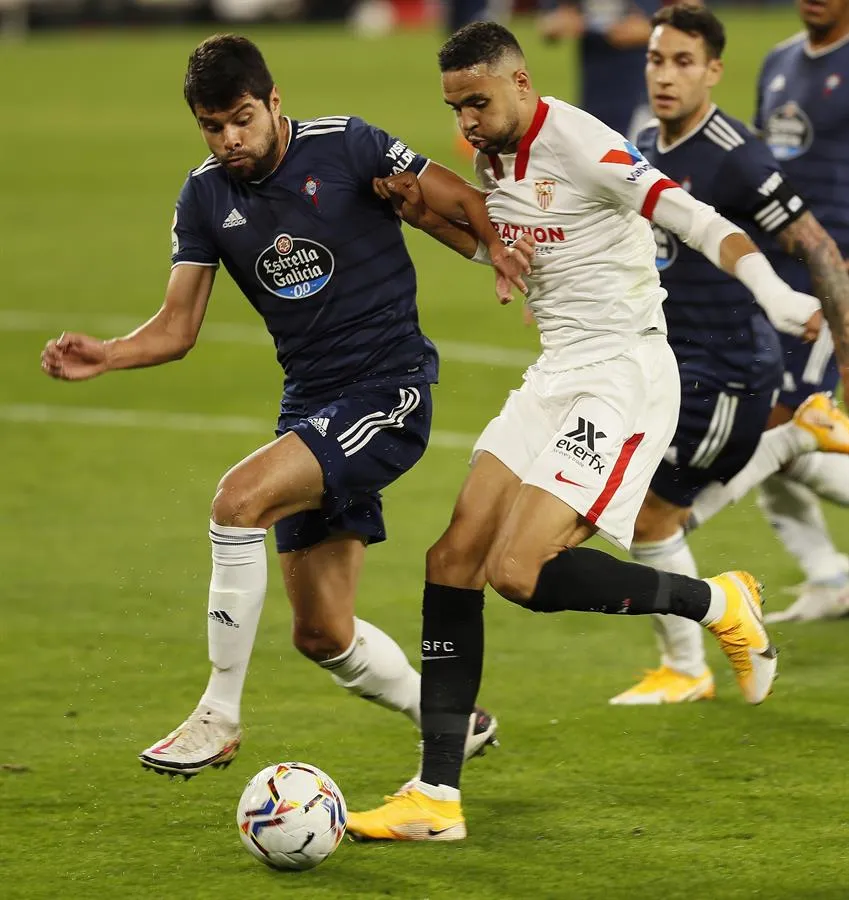 EFE Néstor Araujo disputando un balón