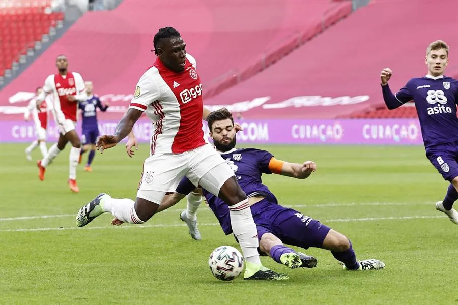 EFE Ajax goleó al Heracles