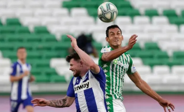 El argelino diputa el balón ante jugador del Alavés