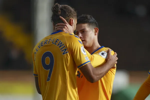 Calvert-Lewin celebrando su gol con James