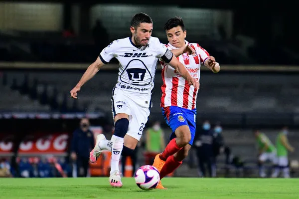 Acción en el Pumas vs Chivas del Guardianes 2020