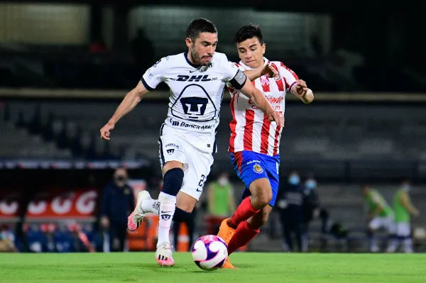 Acción en el Pumas vs Chivas del Guardianes 2020