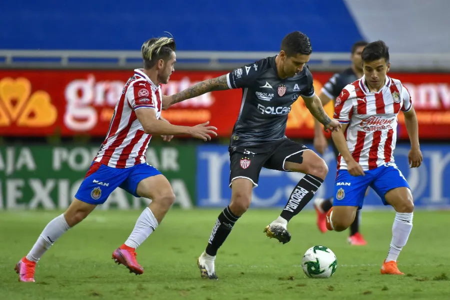 Angulo pelea el balón con David Cabrera