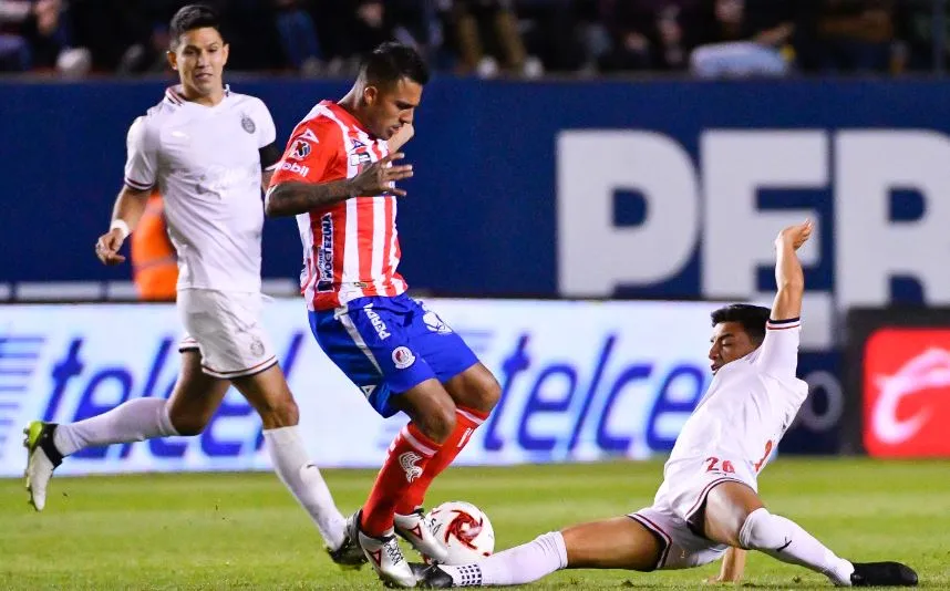 Javier Cortés y Fernando Beltran, disputan la esférica