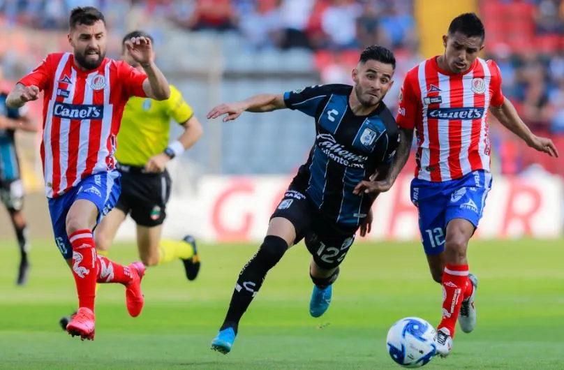 Areli Hernández y Javier Cortés, luchan por el balón