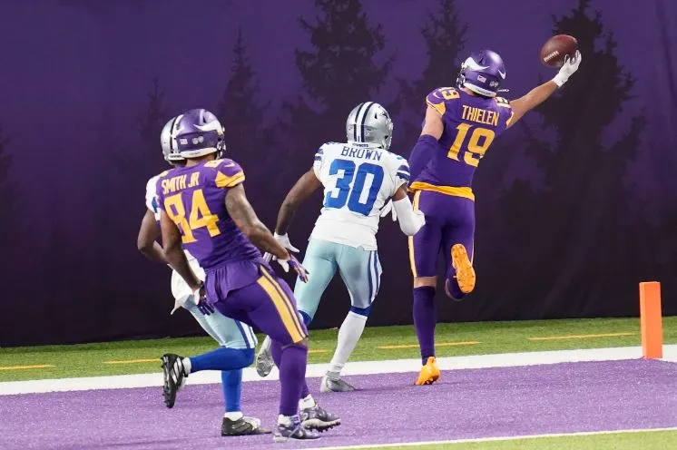 AP Adam Thielen en juego ante Dallas