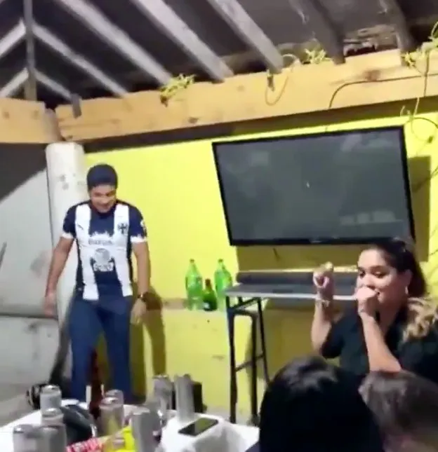 CAPTURA DEL VIDEO Aficionado de Rayados rompió una pantalla