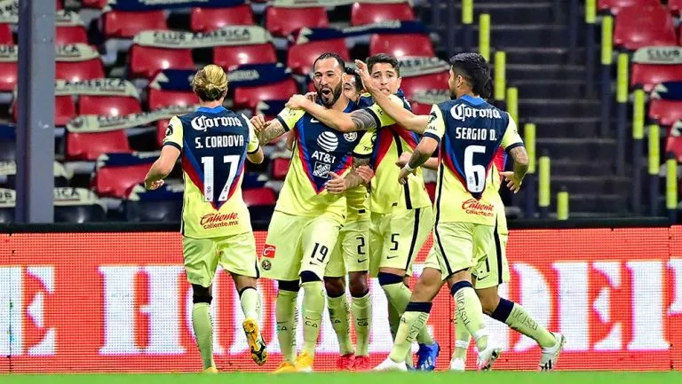 Jugadores de América celebran un gol