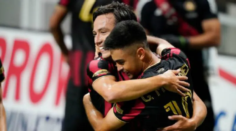 AP El Cubo celebra anotación con su compañeros